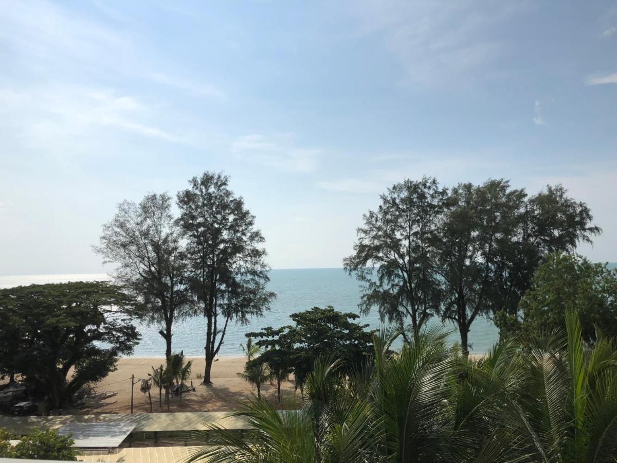 By The Sea@ Cozy Beachfront Home บาตูเฟอริงกี ภายนอก รูปภาพ