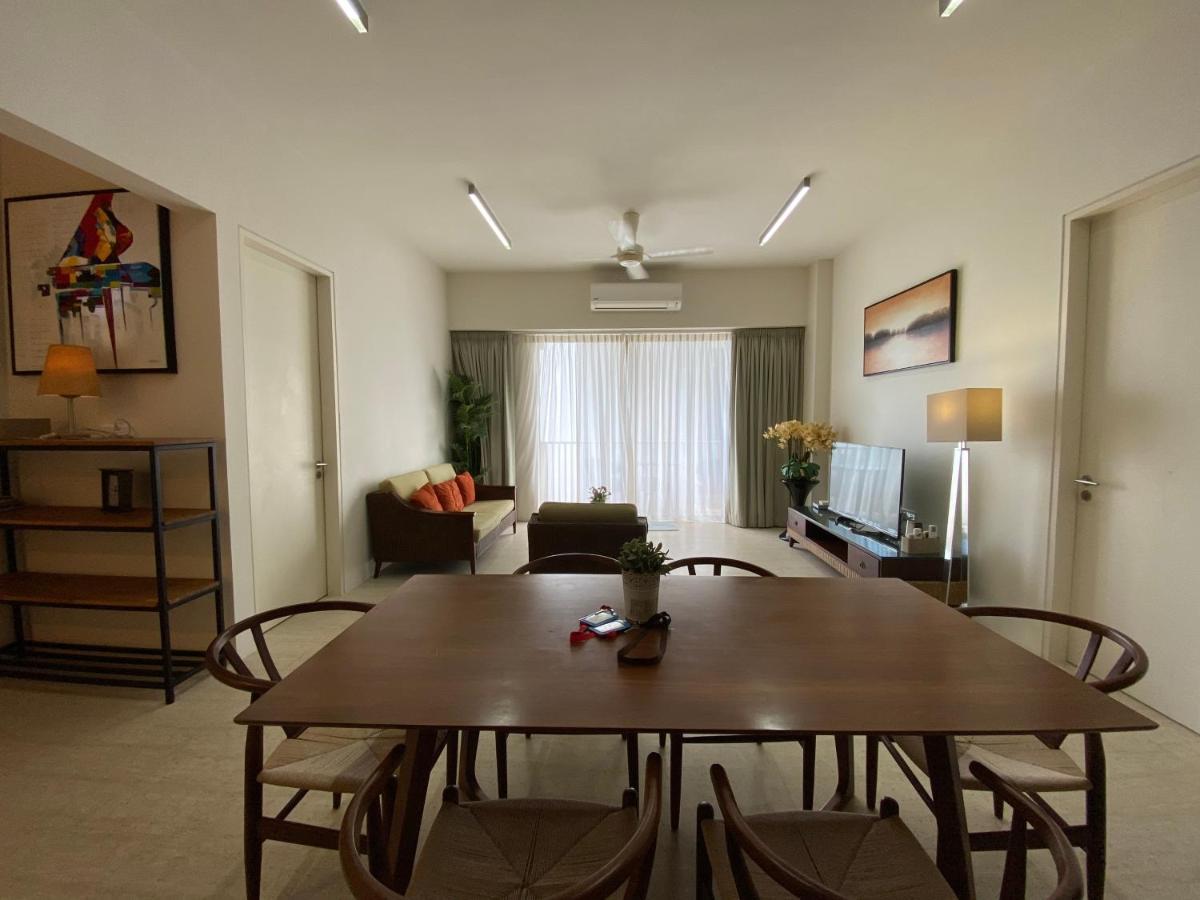 By The Sea@ Cozy Beachfront Home บาตูเฟอริงกี ภายนอก รูปภาพ