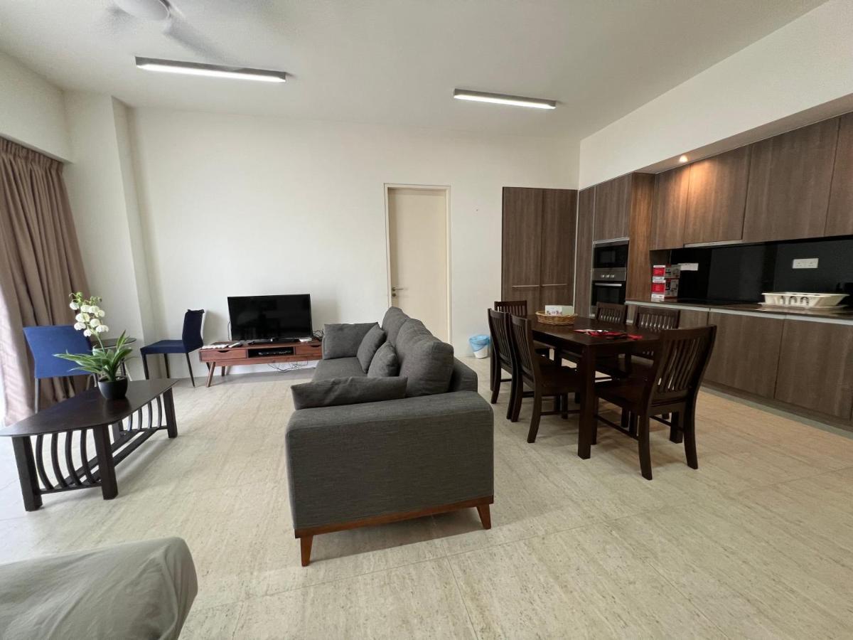 By The Sea@ Cozy Beachfront Home บาตูเฟอริงกี ภายนอก รูปภาพ