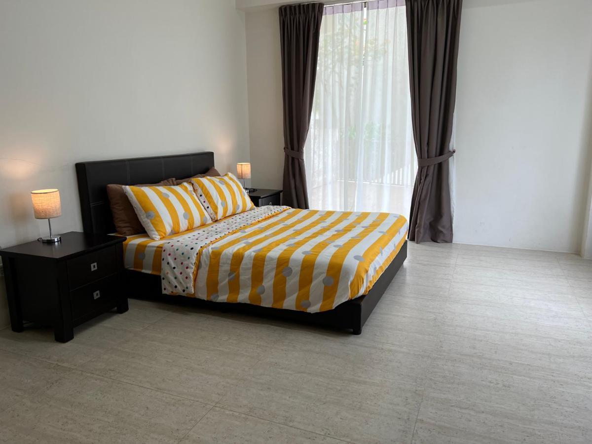 By The Sea@ Cozy Beachfront Home บาตูเฟอริงกี ภายนอก รูปภาพ