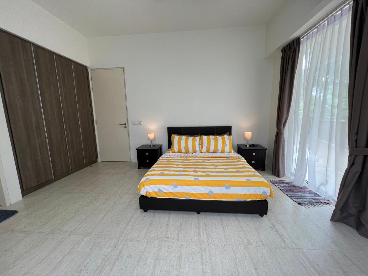 By The Sea@ Cozy Beachfront Home บาตูเฟอริงกี ภายนอก รูปภาพ
