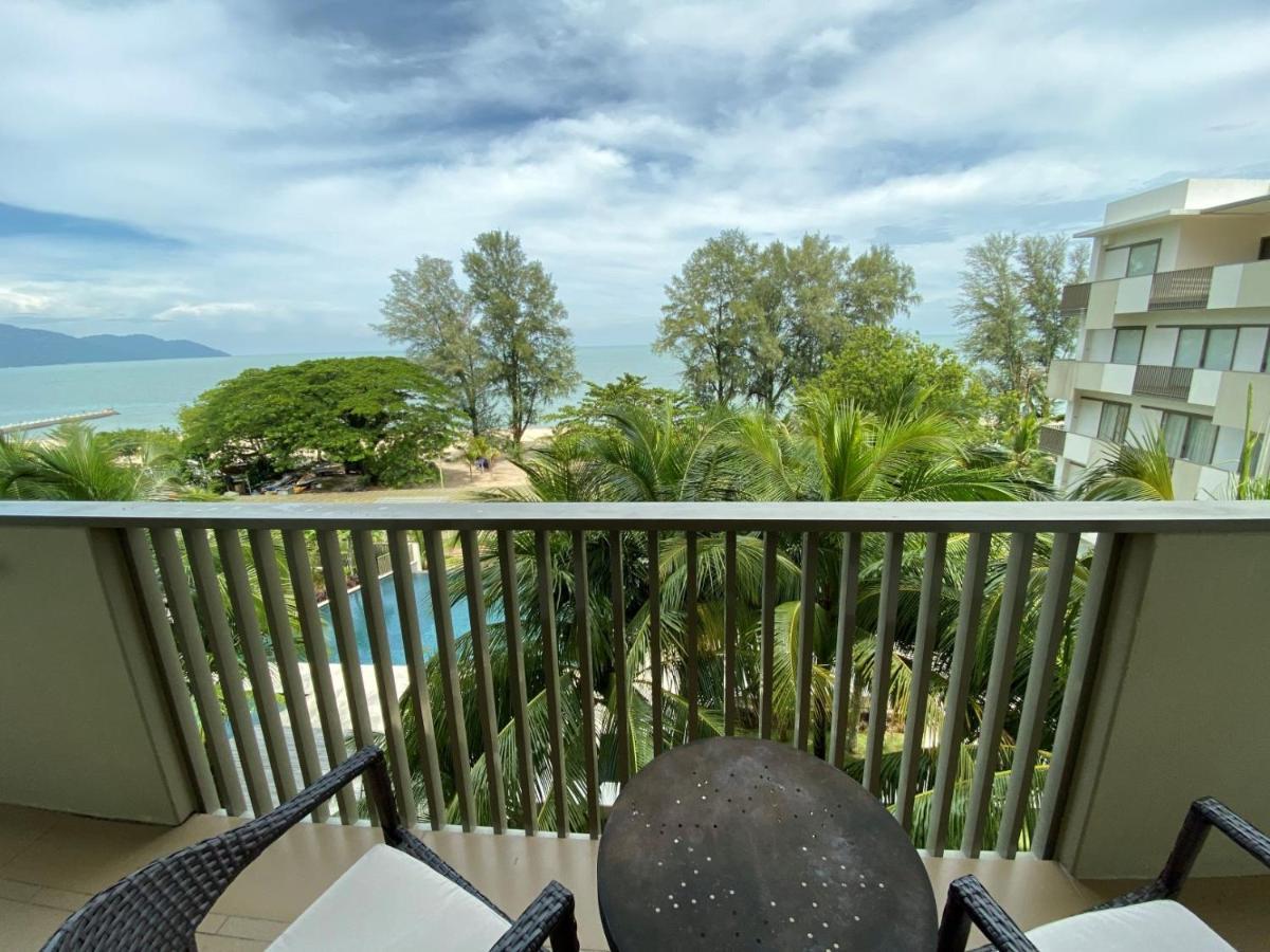By The Sea@ Cozy Beachfront Home บาตูเฟอริงกี ภายนอก รูปภาพ