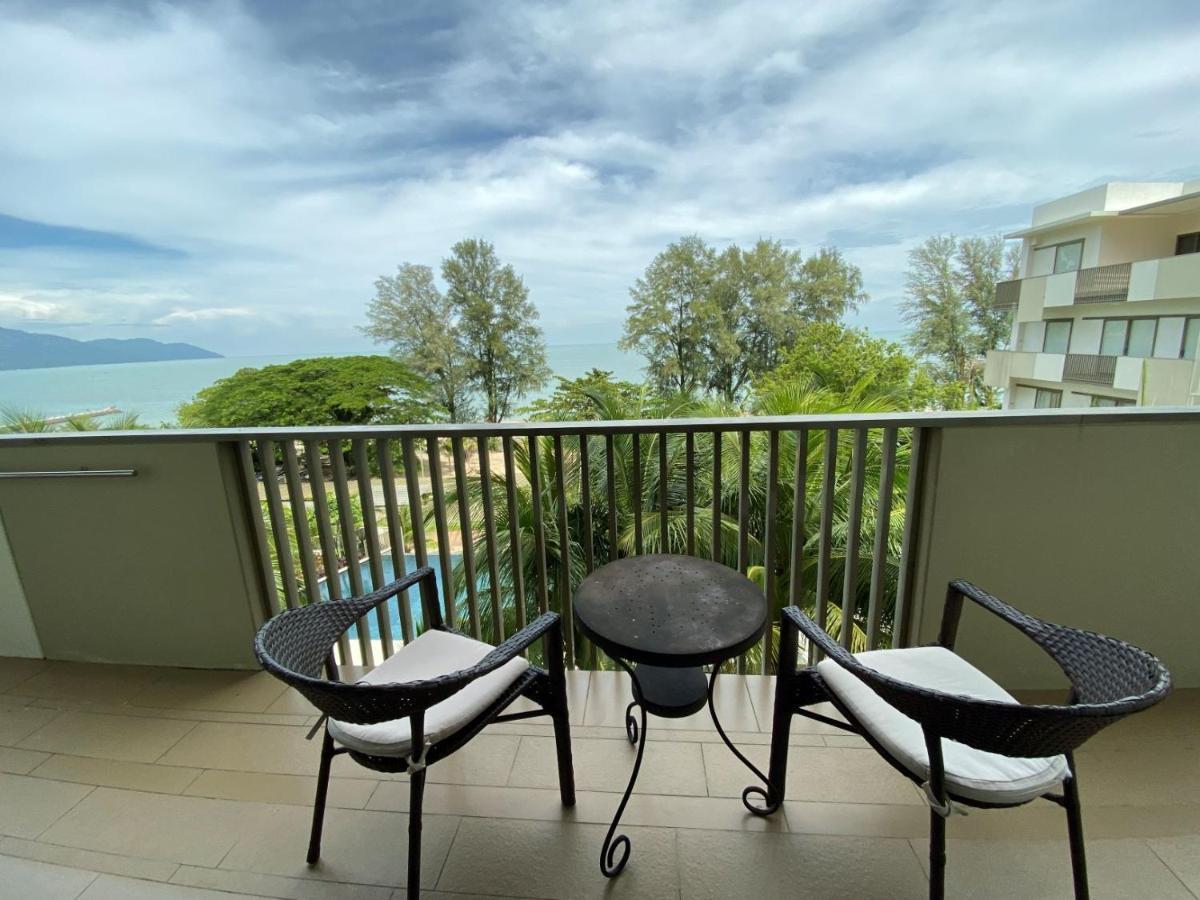 By The Sea@ Cozy Beachfront Home บาตูเฟอริงกี ภายนอก รูปภาพ